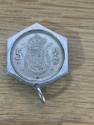 Llaveros de monedas hexagonales