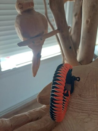 Pulsera Paracord Naranja y Negro detalle blanco