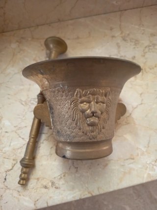 Mortero y mano de bronce con león con soporte made