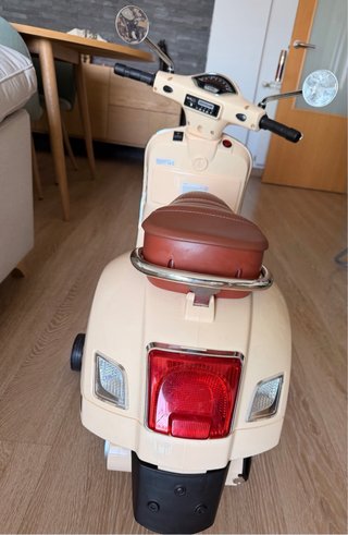 Vespa Eléctrica Infantil Beige