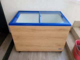 Arcón congelador cristal azul y madera