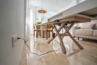 Mesa elevable extensible con cristal.