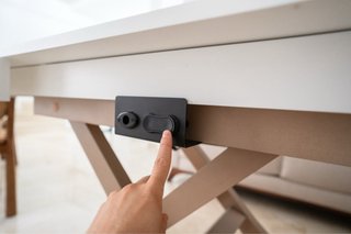 Mesa elevable extensible con cristal.