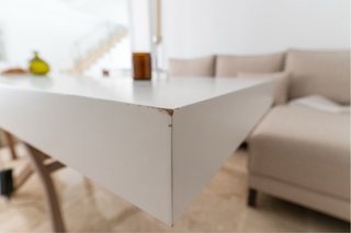 Mesa elevable extensible con cristal.