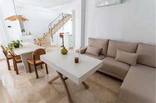 Mesa elevable extensible con cristal.
