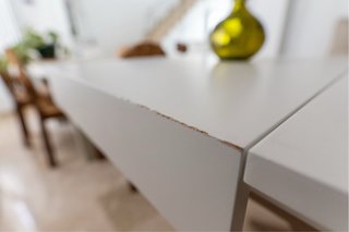 Mesa elevable extensible con cristal.