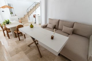 Mesa elevable extensible con cristal.