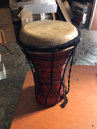 Tambor africano rojo con cuerdas