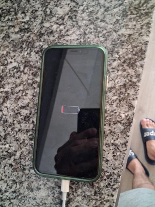 iPhone XR con schermo rotto