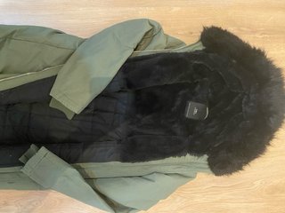 Anorak impermeable con capucha