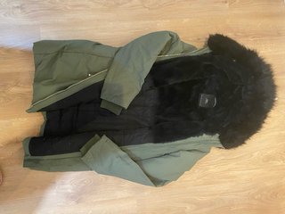 Anorak impermeable con capucha