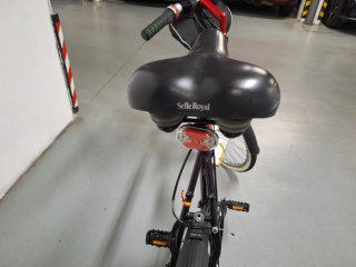 Bicicleta Negra con Accesorios