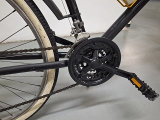 Bicicleta Negra con Accesorios