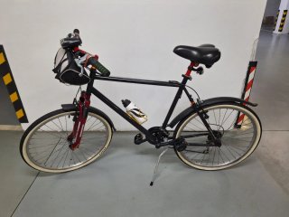 Bicicleta Negra con Accesorios