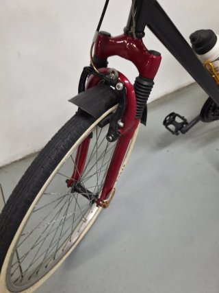 Bicicleta Negra con Accesorios