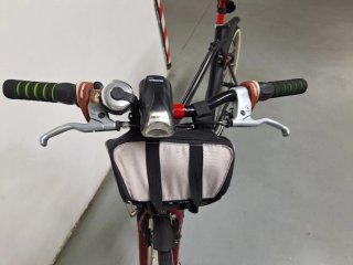 Bicicleta Negra con Accesorios