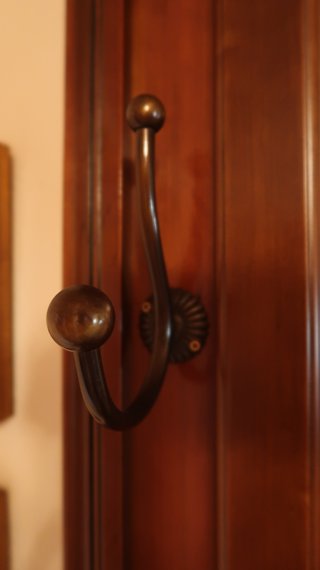 Mueble recibidor con espejo y perchero