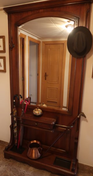 Mueble recibidor con espejo y perchero