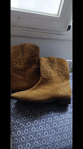 Botines ante tachuelas doradas