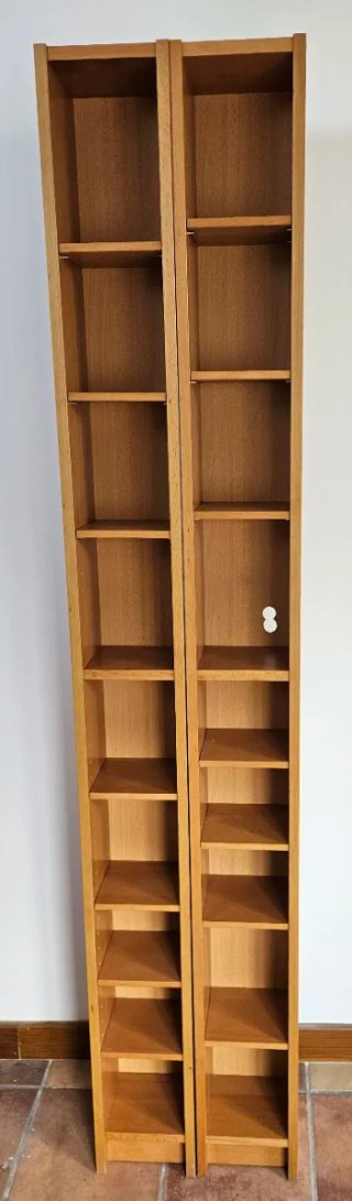 Estanterías de madera marrones