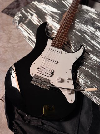 Guitarra Yamaha EG 012