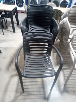Sillas de exterior apilables. 15€ unidad