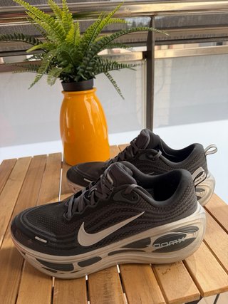 Nike Vomero 18 Plus Gris/Plata