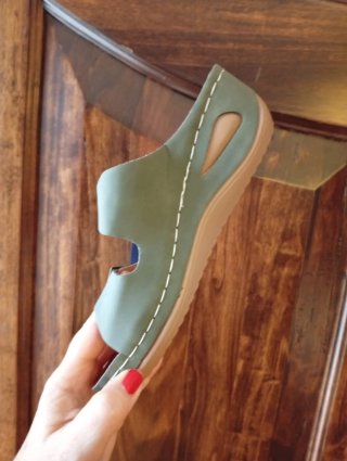 Sandalo/pantofola verde con cartellino