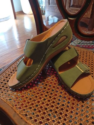 Sandalo/pantofola verde con cartellino