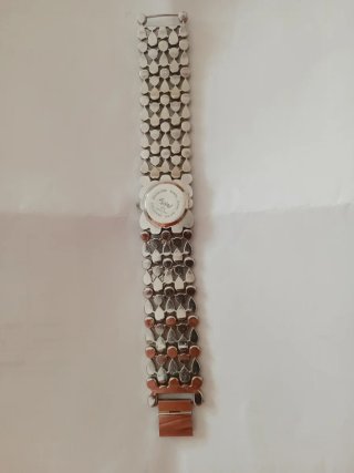 Reloj de pulsera plateado con pedrería