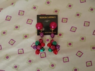 Reloj de pulsera plateado con pedrería