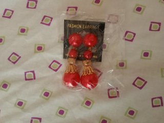 Reloj de pulsera plateado con pedrería