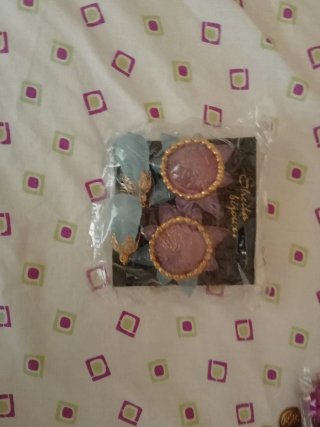 Reloj de pulsera plateado con pedrería