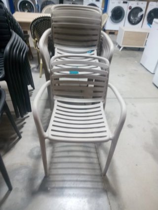 Sillas de exterior apilables. 15€ unidad