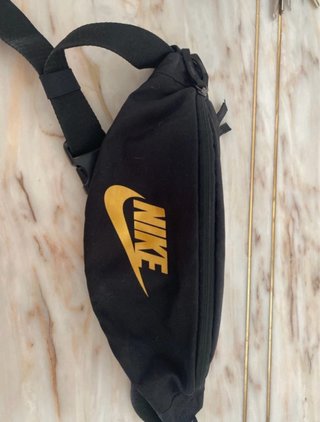 Riñonera Nike Negra y Dorada