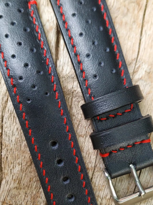 Correa de reloj negra con pespuntes rojos