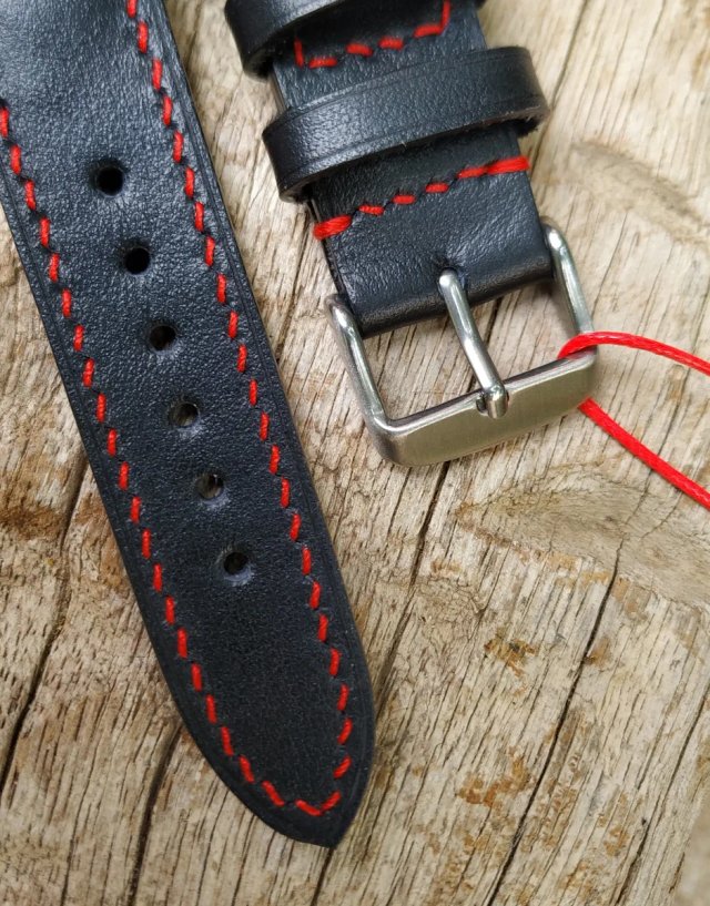 Correa de reloj negra con pespuntes rojos