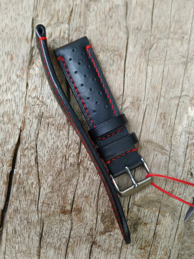 Correa de reloj negra con pespuntes rojos