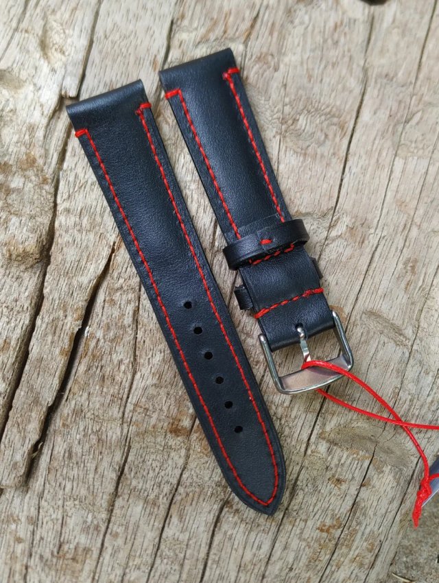 Correa de reloj negra con pespuntes rojos
