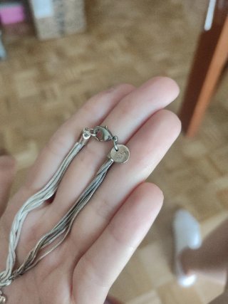 Pulsera de plata con corazones pequeños.