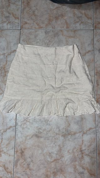 Falda beige con volantes