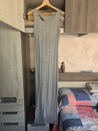 Vestido negro ,rosa gris