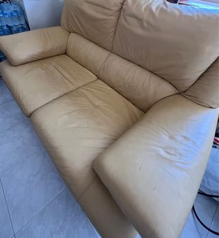 Sofá de piel amarillo