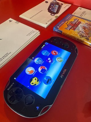 PS Vita OLED WiFi Pack Invizimals + 4GB