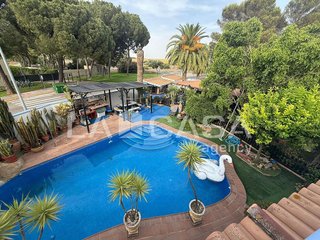 Chalet en venta en Montequinto en Dos Hermanas
