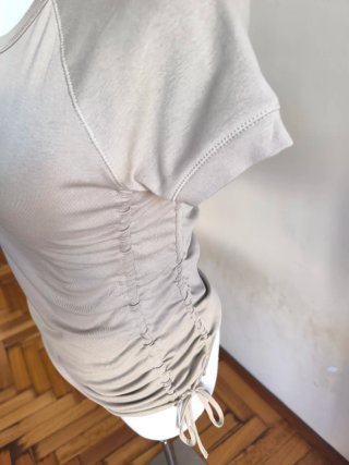 Camiseta beige cuello redondo fruncido ajustable