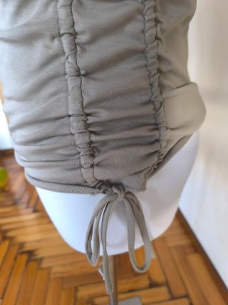 Camiseta beige cuello redondo fruncido ajustable