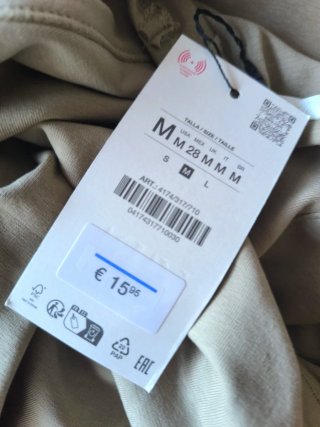 Camiseta beige cuello redondo fruncido ajustable