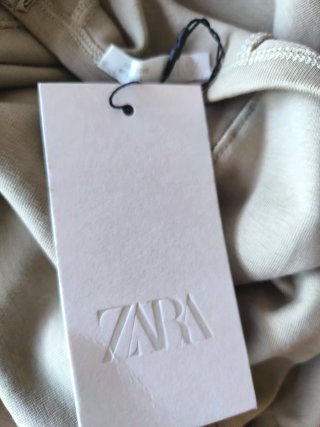 Camiseta beige cuello redondo fruncido ajustable