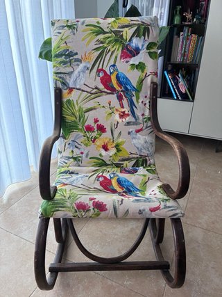 Mecedora antigua con estampado tropical